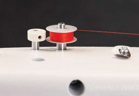 <b>Automatic Bobbin Winder</b><br>A high-speed automatic bobbin winder is built right into the machine. This makes refilling the bobbin a breeze! 